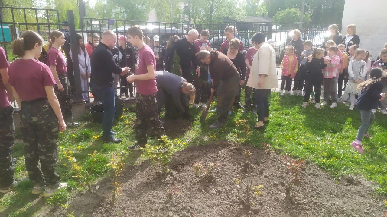 Біля переяславської гімназії висадили дерева в пам'ять про загиблих воїнів-випускників