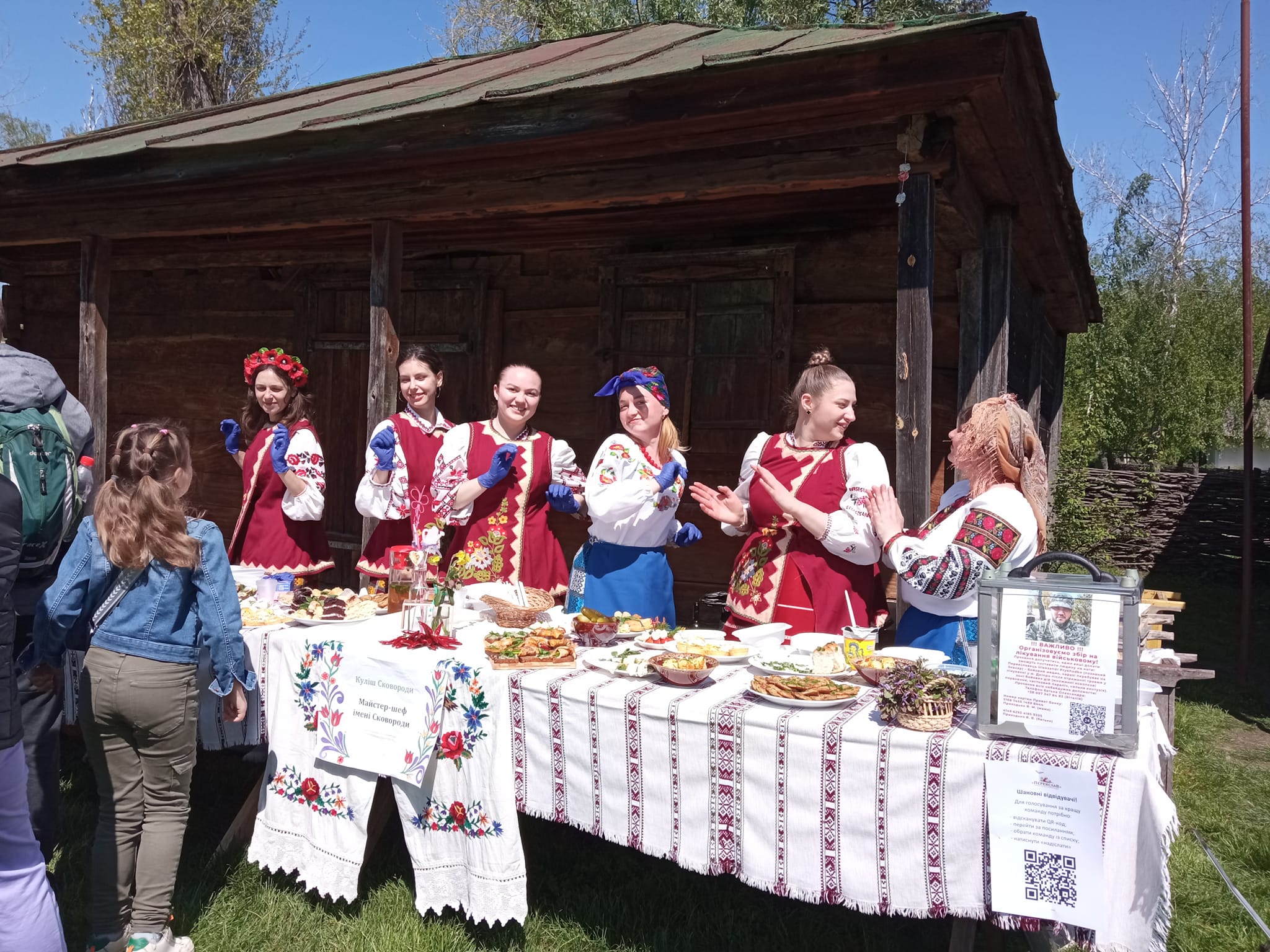 У Музеї просто неба готували українські страви, щоб зібрати кошти для пораненого воїна з Переяслава