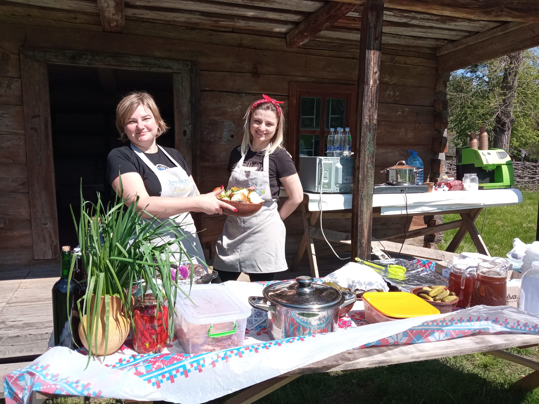 У Музеї просто неба готували українські страви, щоб зібрати кошти для пораненого воїна з Переяслава