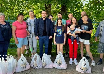 Депутат міськради Переяслава Григорій Ярема напередодні Великодня роздав 100 продуктових наборів мешканцям громади