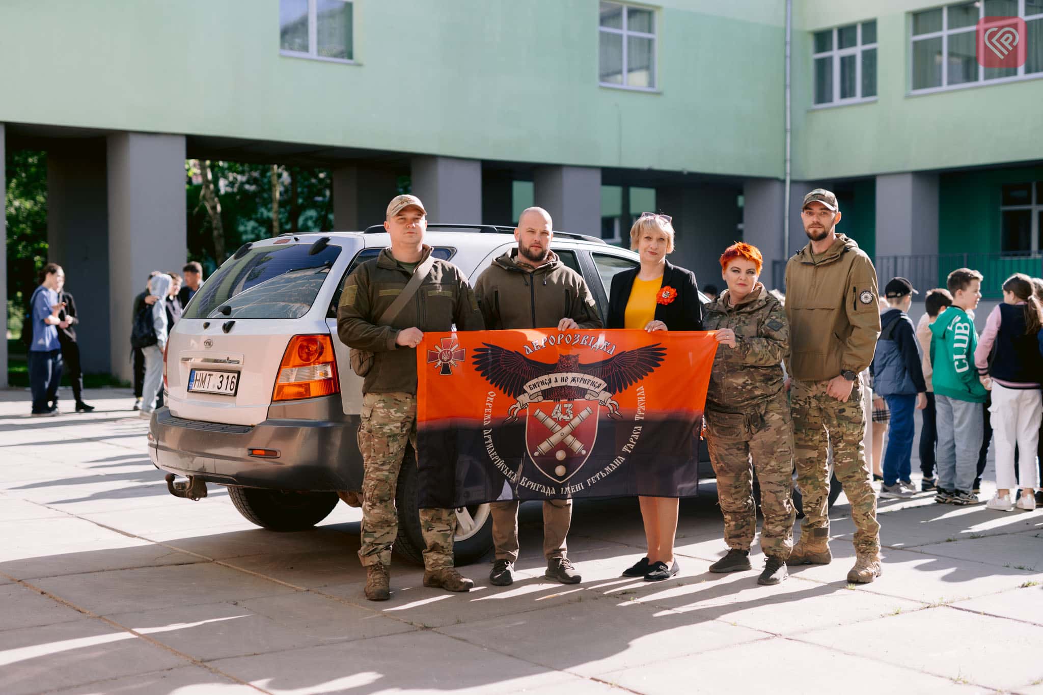 Учні ліцею імені Володимира Мономаха придбали автомобіль для воїна з Переяслава та його побратимів