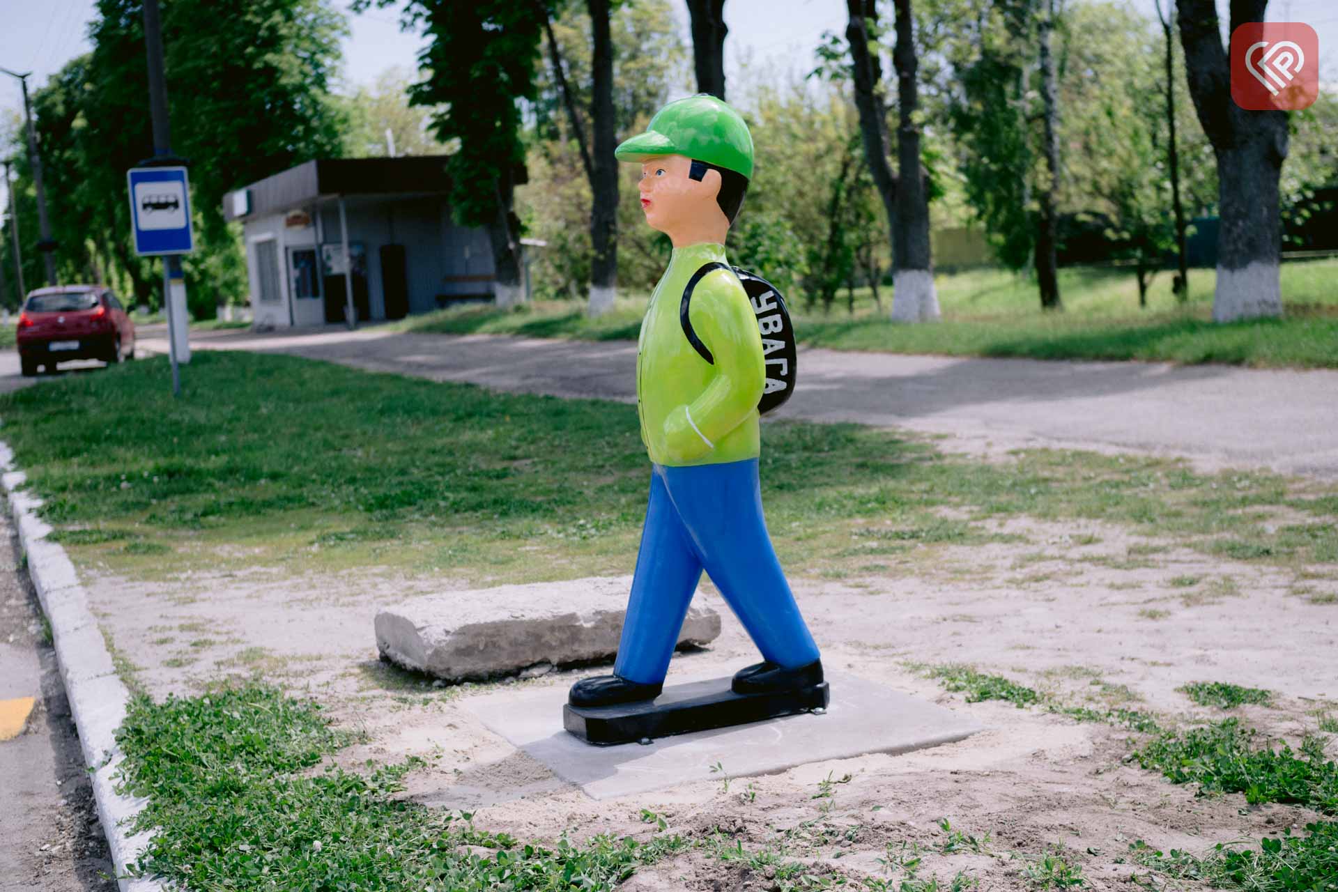 Для запобігання аварій на переходах: у Переяславі встановили скульптури «хлопчиків пішоходів»
