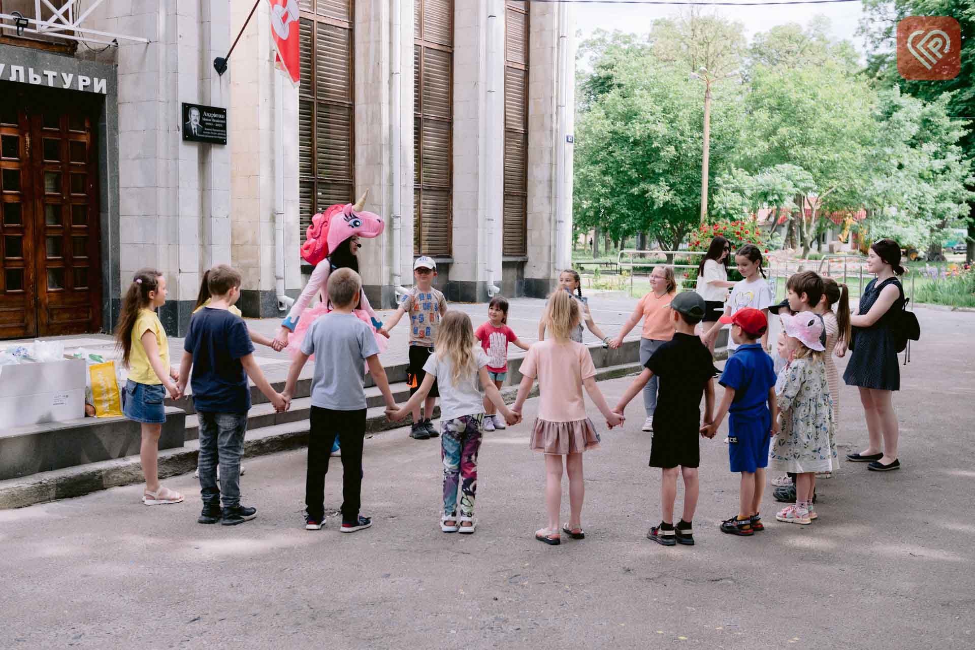 У Переяславі для дітей вразливих категорій працівники соцслужб запросили аніматора та влаштували розваги просто неба