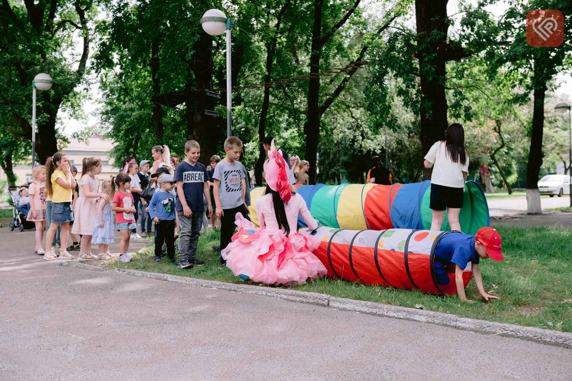 У Переяславі для дітей вразливих категорій працівники соцслужб запросили аніматора та влаштували розваги просто неба