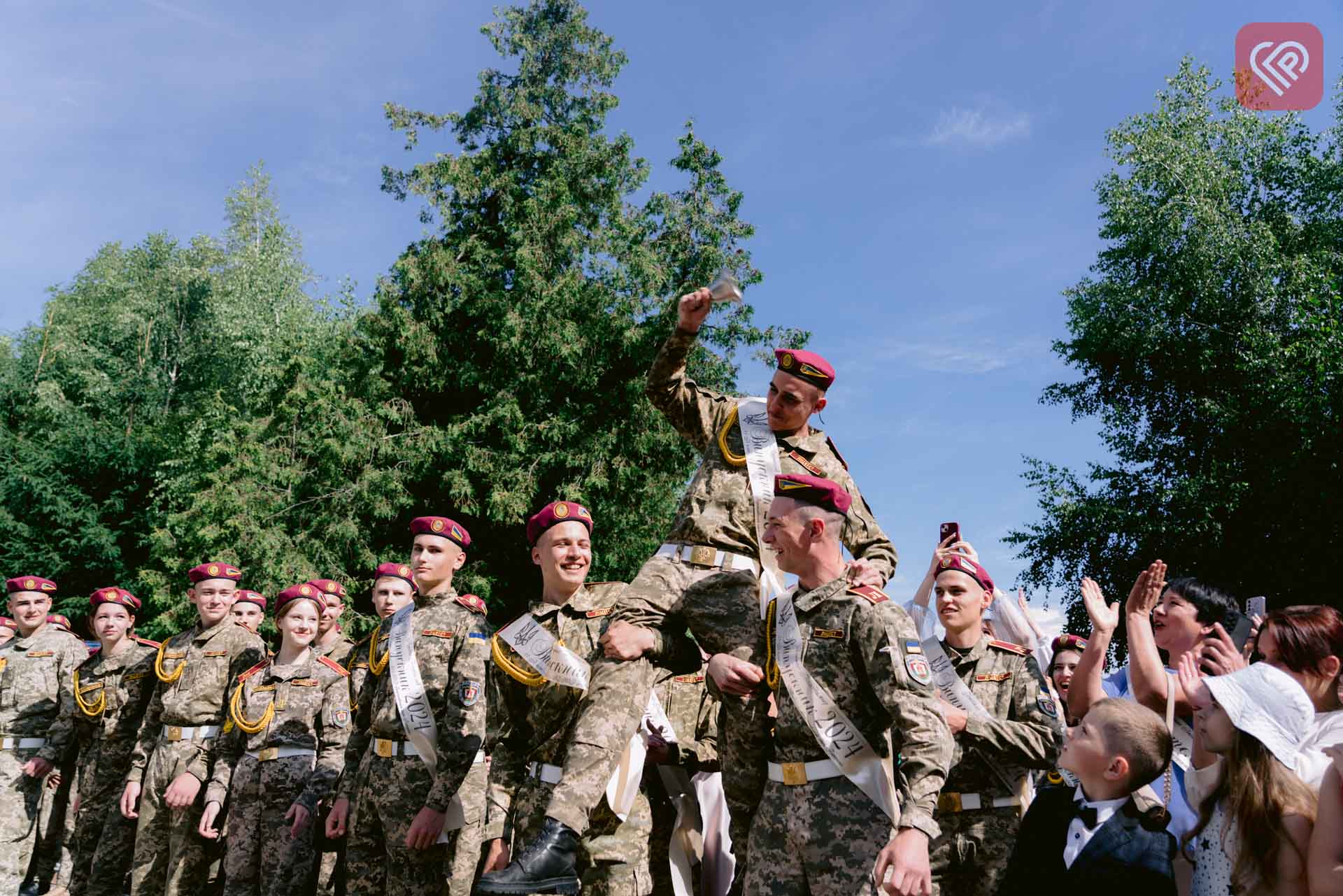 Проводжали випускників та збирали допомогу воїнам: у переяславському ліцеї «Патріот» відбулося свято Останнього дзвоника