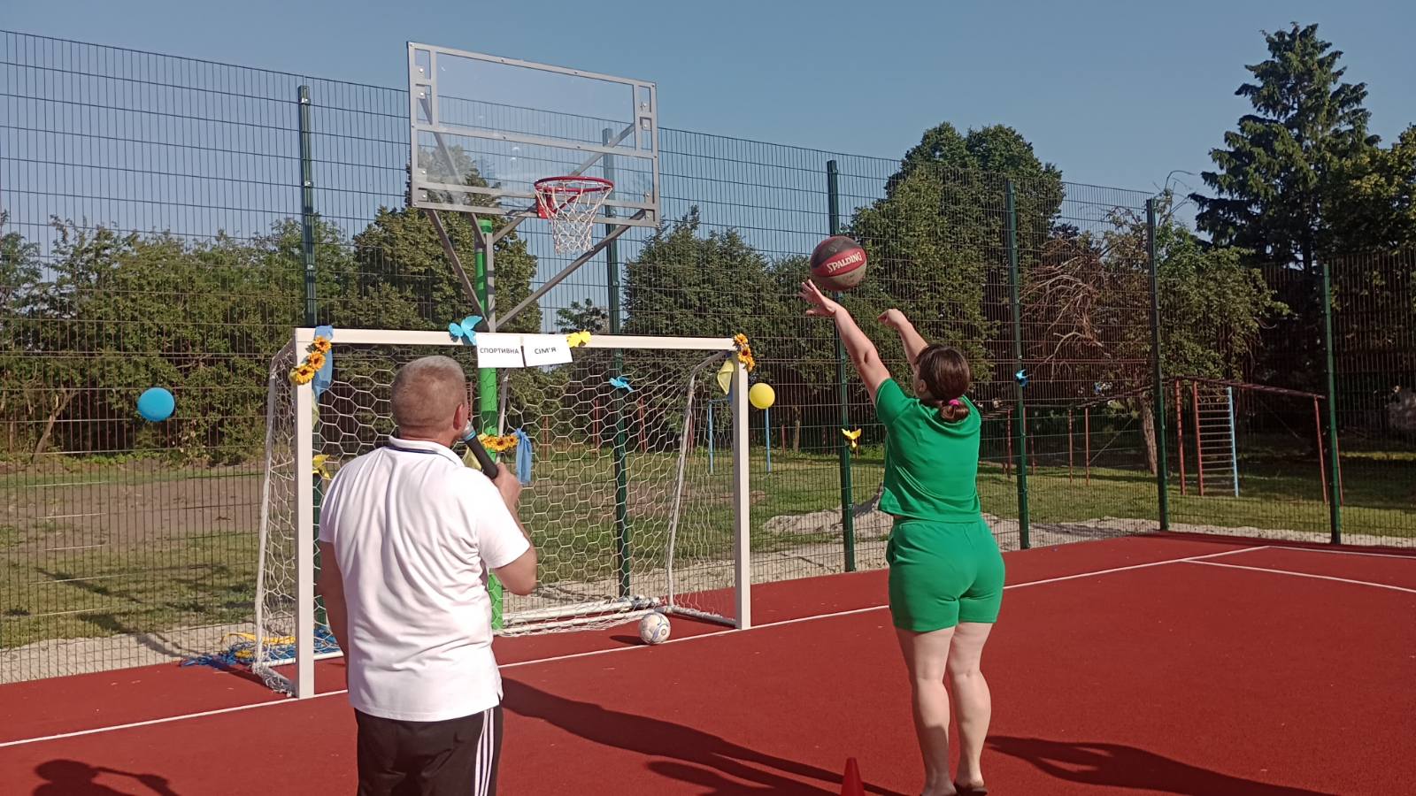 До Дня захисту дітей у Студениківській громаді відкрили мультифункціональний спортивний майданчик і провели на ньому родинні змагання