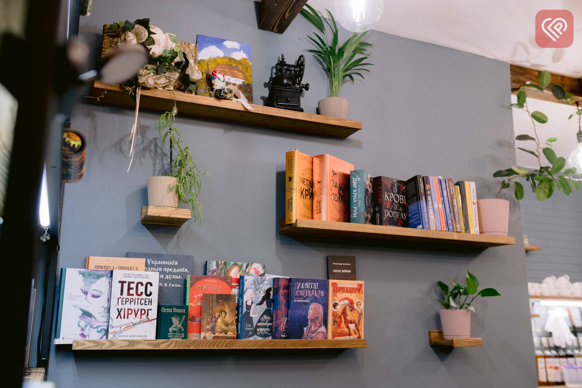 У Переяславі відкрилася кав'ярня «Бібліотека»: там можна смакувати кавою та безкоштовно брати книги