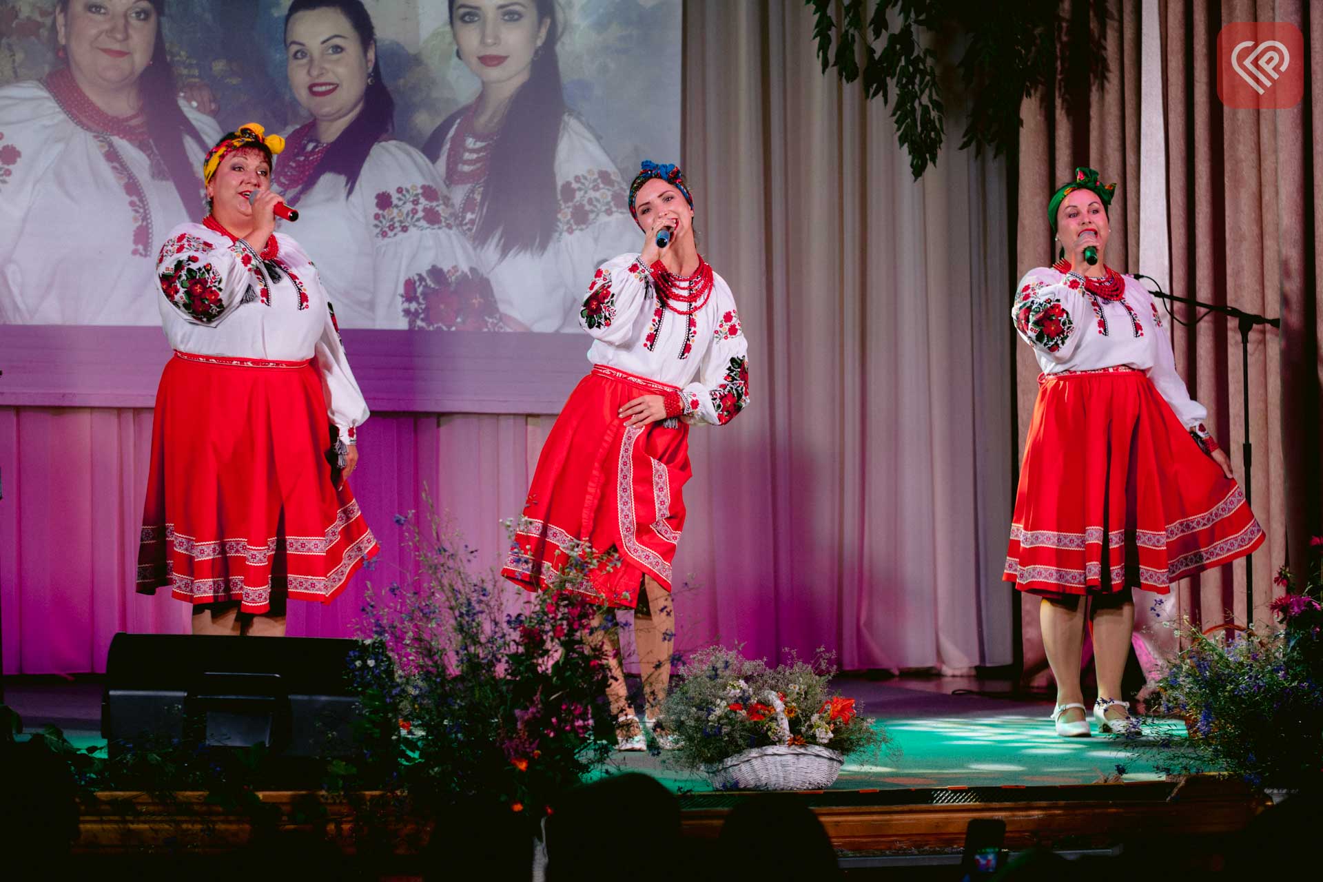 Від веснянок до весільних пісень: у Переяславі на Зелену неділю творчі колективи відтворювали стародавні українські обряди