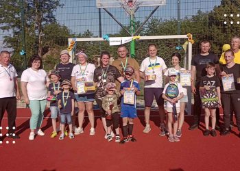До Дня захисту дітей у Студениківській громаді відкрили мультифункціональний спортивний майданчик і провели на ньому родинні змагання