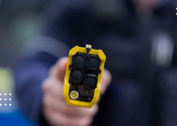 Правоохоронці зможуть застосовувати електрошокери під час затримання: уряд схвалив проект закону