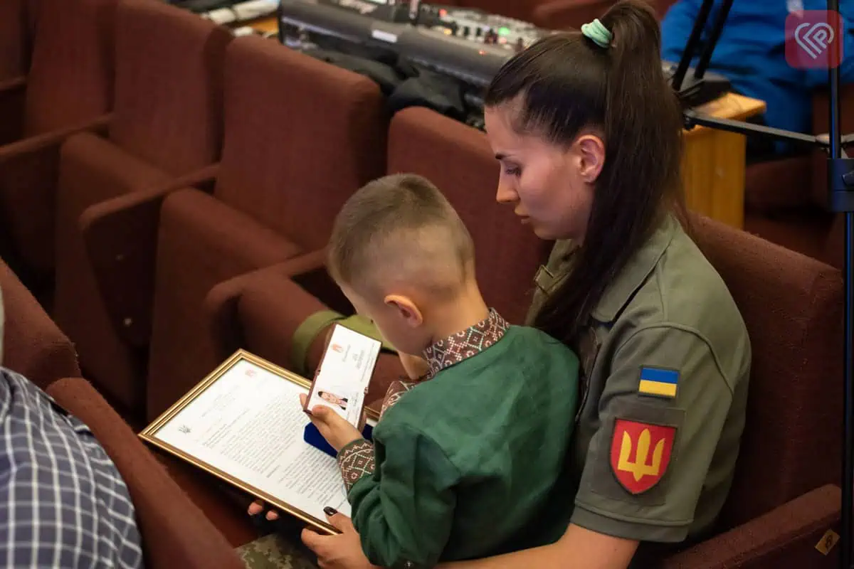 До Дня міста родинам Героїв вручили посмертні відзнаки «Почесний житель Переяславської громади»