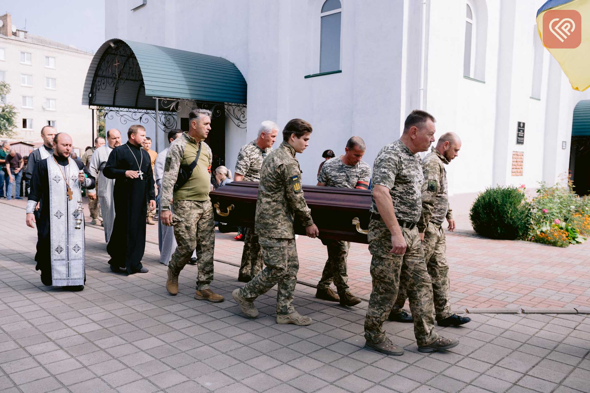 Побратими три кілометри несли пораненого бійця, але його серце зупинилося: у Переяславі попрощалися з Героєм Віталієм Євтушенком