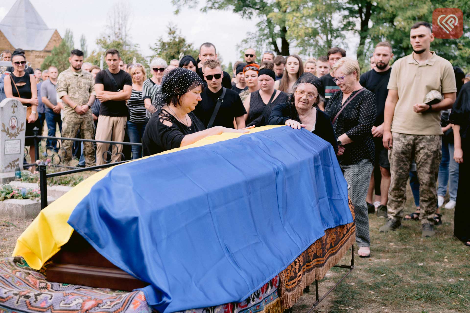 Побратими три кілометри несли пораненого бійця, але його серце зупинилося: у Переяславі попрощалися з Героєм Віталієм Євтушенком