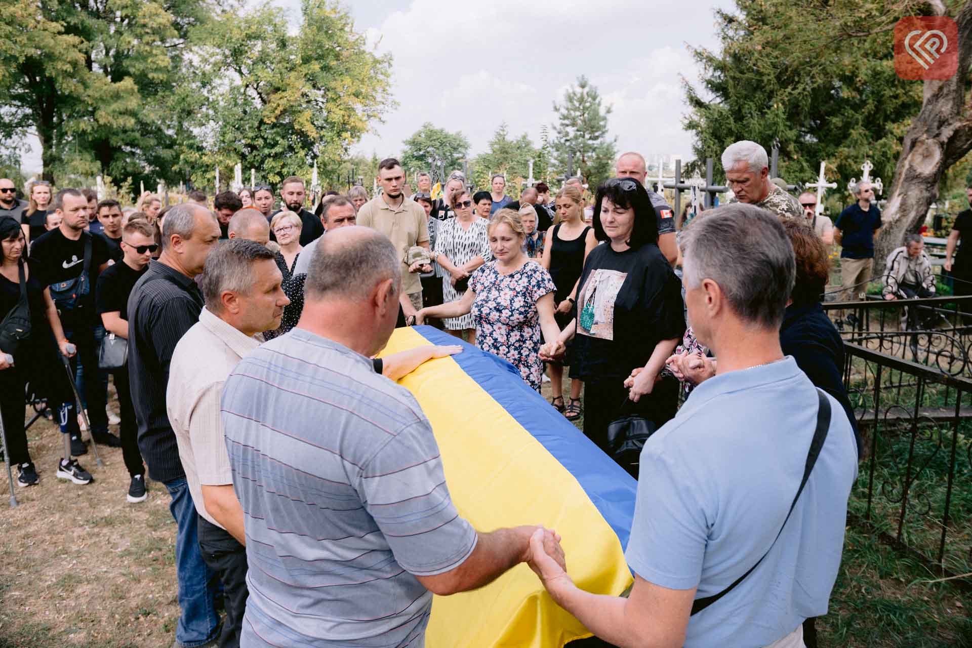 Побратими три кілометри несли пораненого бійця, але його серце зупинилося: у Переяславі попрощалися з Героєм Віталієм Євтушенком