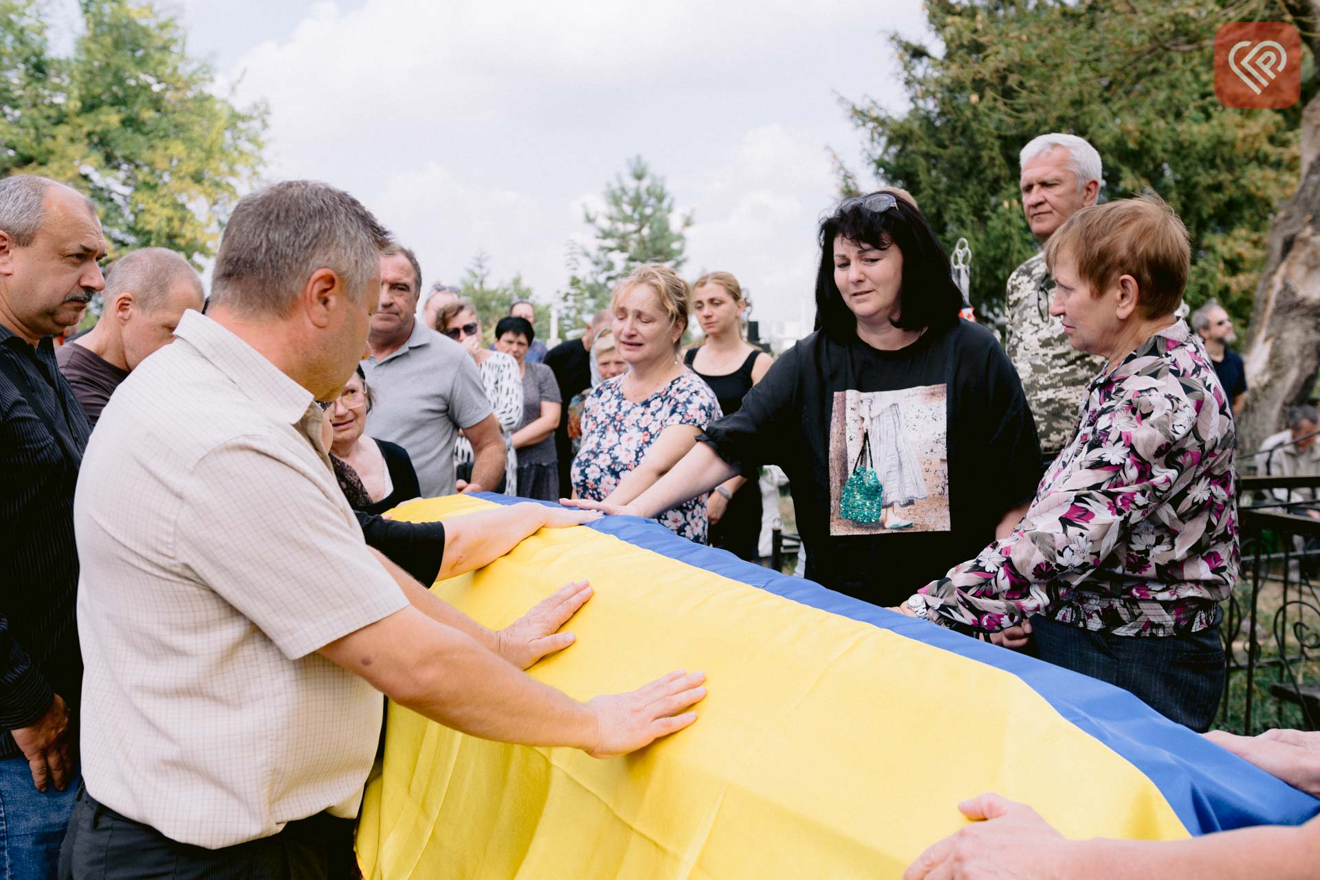 Побратими три кілометри несли пораненого бійця, але його серце зупинилося: у Переяславі попрощалися з Героєм Віталієм Євтушенком