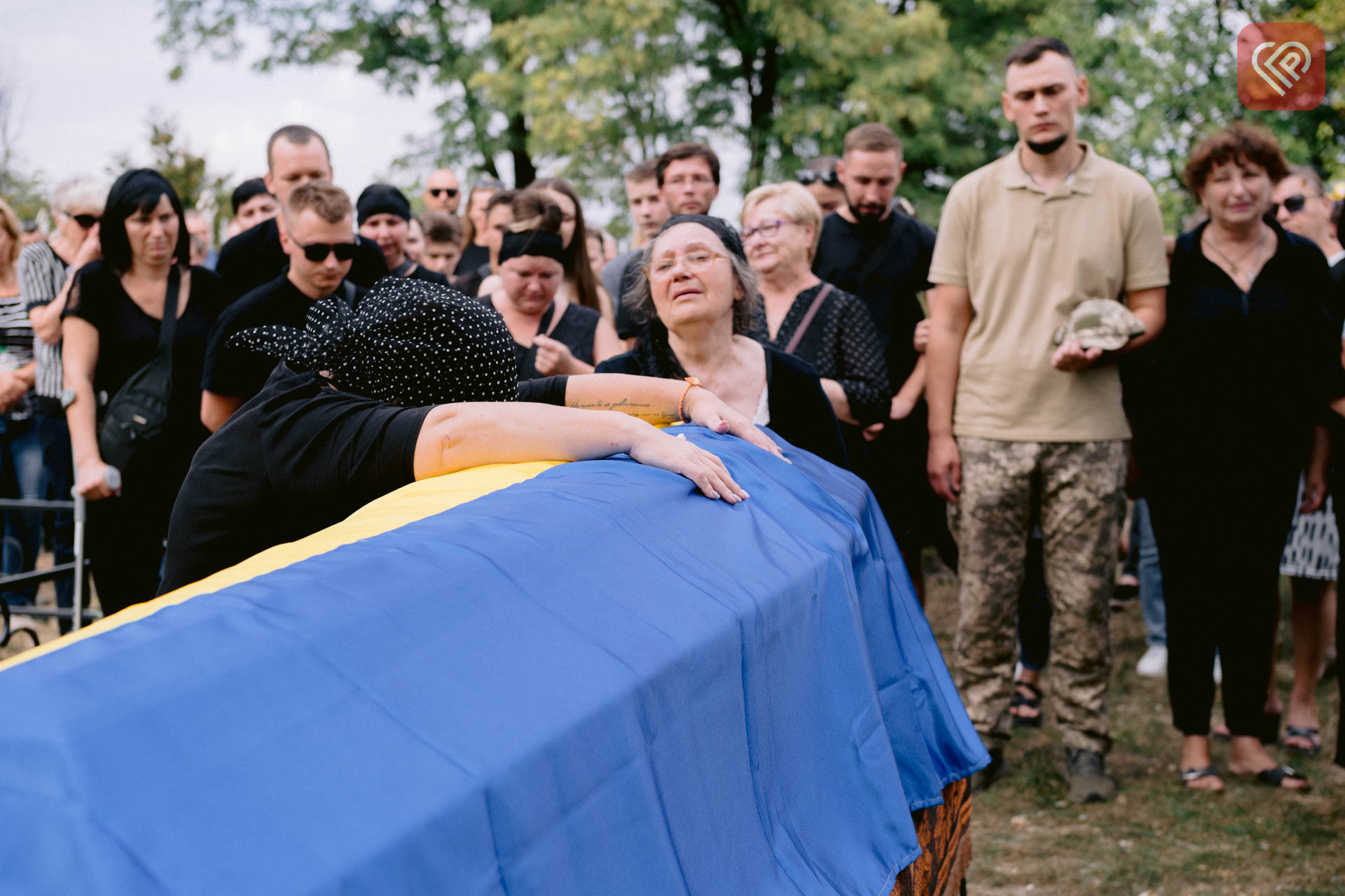 Побратими три кілометри несли пораненого бійця, але його серце зупинилося: у Переяславі попрощалися з Героєм Віталієм Євтушенком