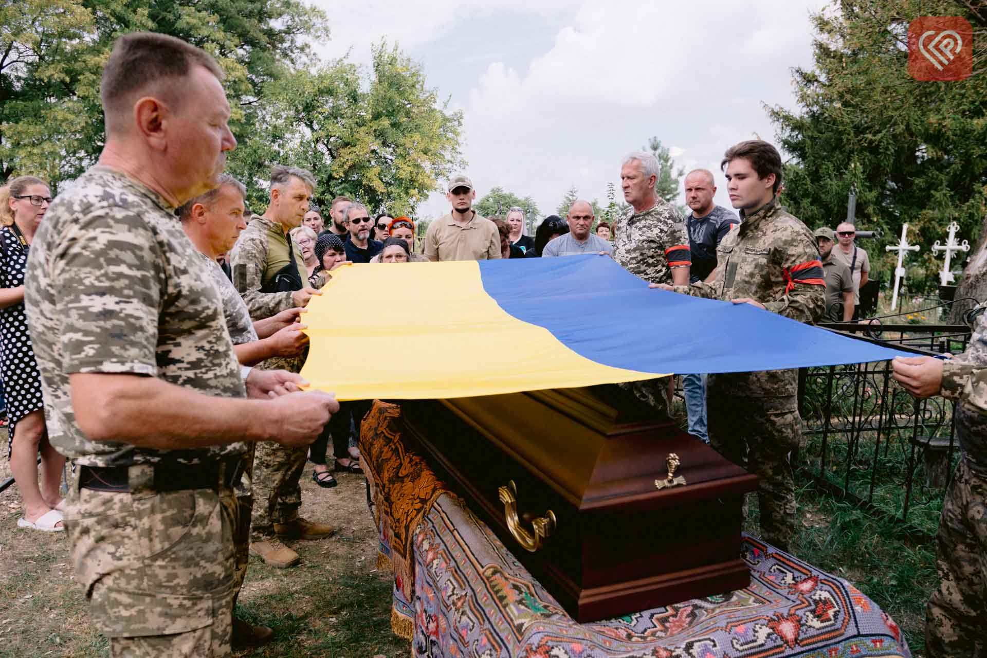 Побратими три кілометри несли пораненого бійця, але його серце зупинилося: у Переяславі попрощалися з Героєм Віталієм Євтушенком