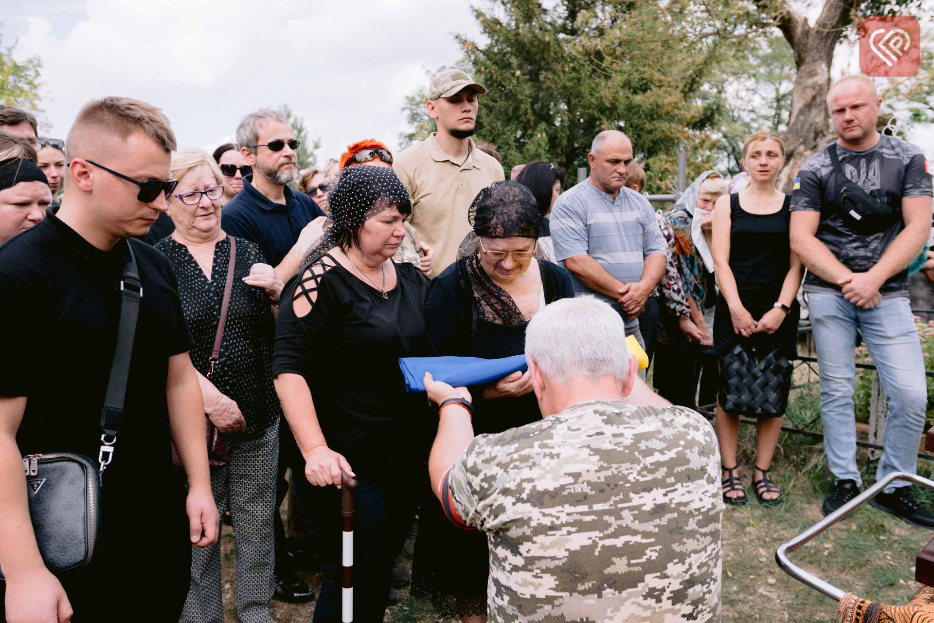 Побратими три кілометри несли пораненого бійця, але його серце зупинилося: у Переяславі попрощалися з Героєм Віталієм Євтушенком