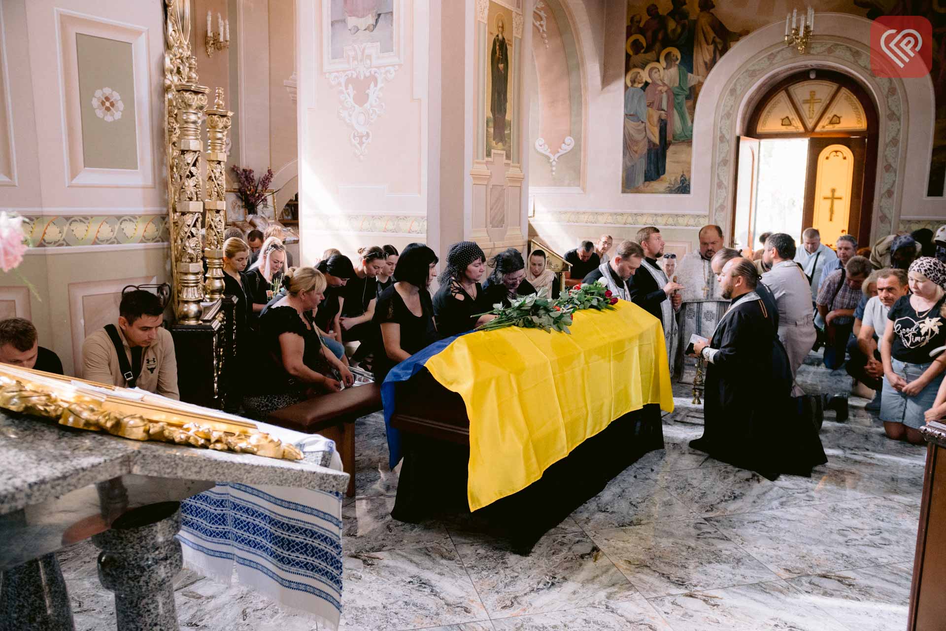 Побратими три кілометри несли пораненого бійця, але його серце зупинилося: у Переяславі попрощалися з Героєм Віталієм Євтушенком