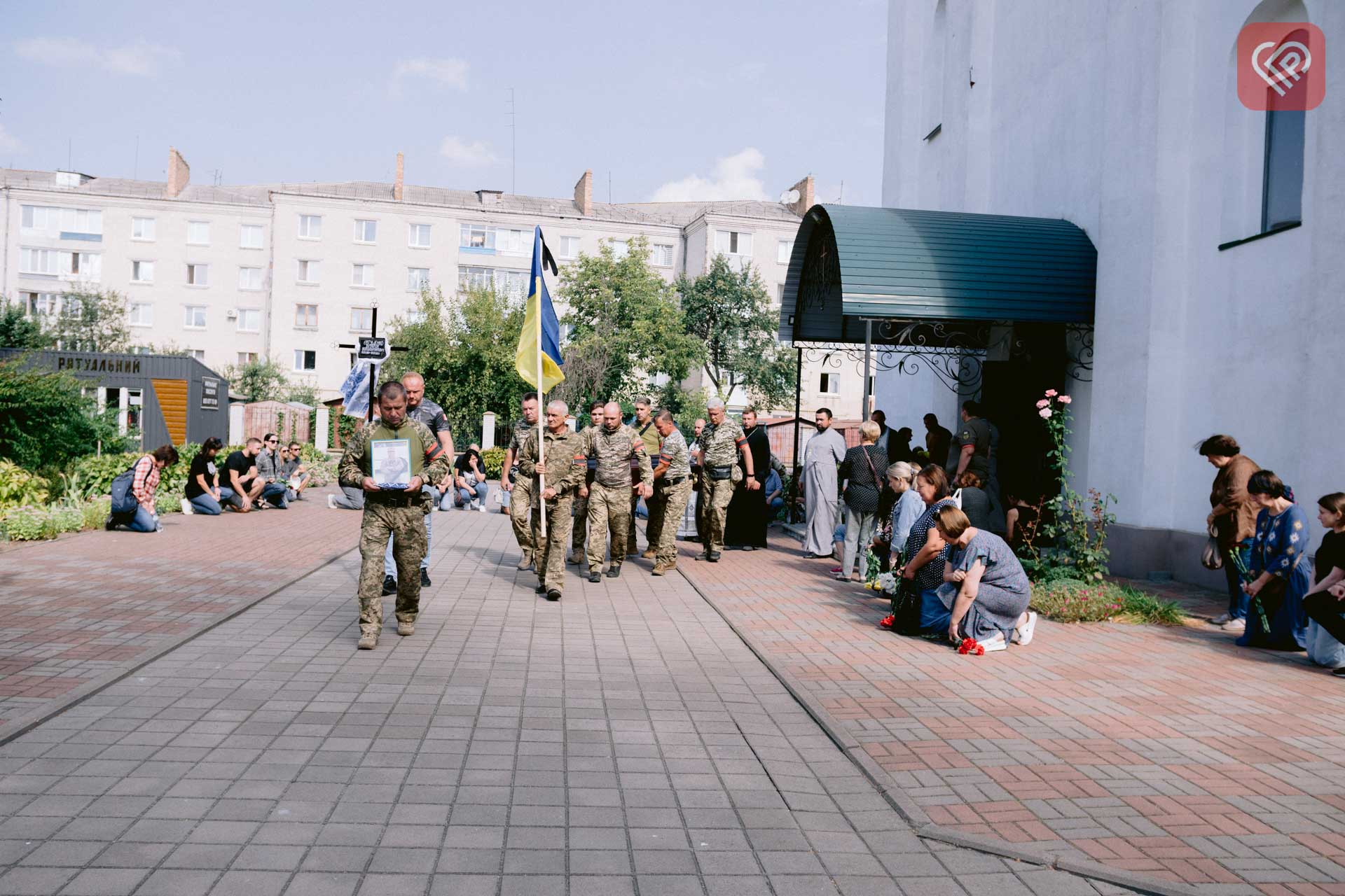 Побратими три кілометри несли пораненого бійця, але його серце зупинилося: у Переяславі попрощалися з Героєм Віталієм Євтушенком