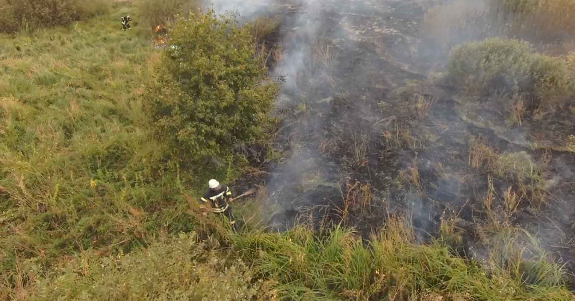 У Переяславі через падіння ворожого БпЛА горіло 20 га сухої трави та очерету (відео з місця події)