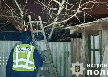 На Київщині внаслідок ворожої атаки пошкоджені будинки, медзаклад й авто швидкої допомоги