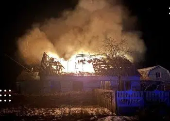 Внаслідок ворожої атаки в одному з районів Київщини пошкоджені приватні будинки