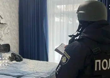 Пошкоджені автівки та будинок: поліція фіксує наслідки атаки на Київщині