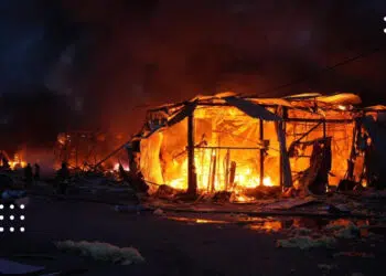 У Києві внаслідок атаки балістикою у трьох районах сталися пожежі, постраждали люди
