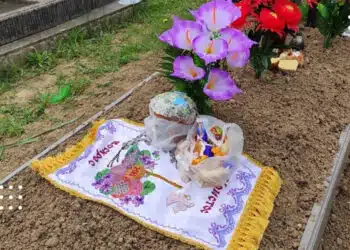 Священник ПЦУ розповів, чи можна залишати паски та цукерки на могилах родичів