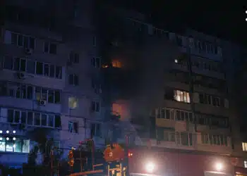Наслідки атаки на Київ 24 травня: уламки впали на житлові будинки, є постраждалі