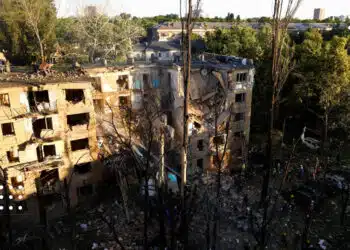 Ворог знову атакував Київ: під завалами багатоповерхівки шукають людей, є загиблі