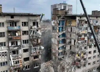 У Києві ракета влучила в будинок: кількість жертв зростає, під завалами продовжують шукати людей