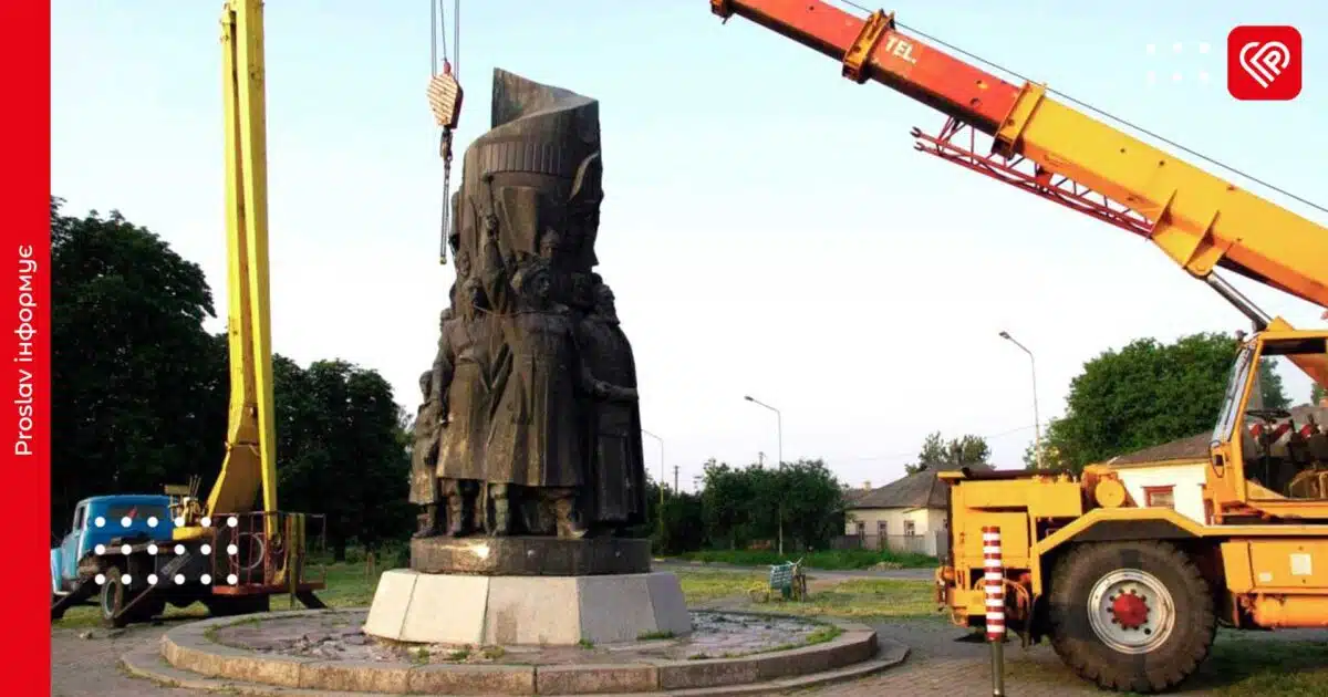 У Переяславі знесли радянський пам’ятник на честь Переяславської ради – символ міфічного «возз'єднання» з росією (відео)