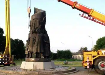 У Переяславі знесли радянський пам’ятник на честь Переяславської ради – символ міфічного «возз'єднання» з росією (відео)