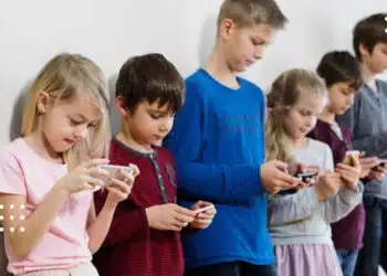 Чи заборонять смартфони в українських школах: дедалі більше країн вводять обмеження