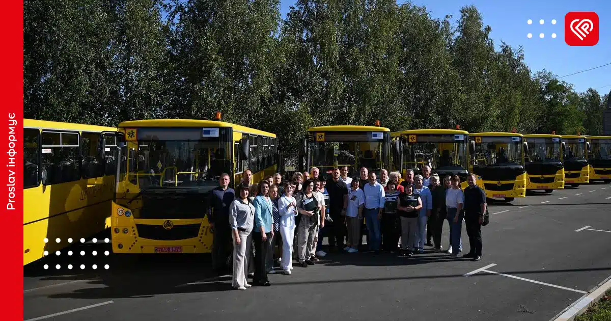 10 громад Київщини отримали нові шкільні автобуси