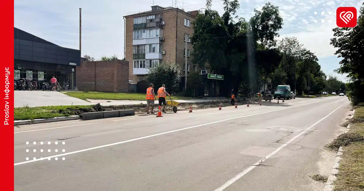 У Переяславі під час поточного ремонту тротуару розширюють зелену зону
