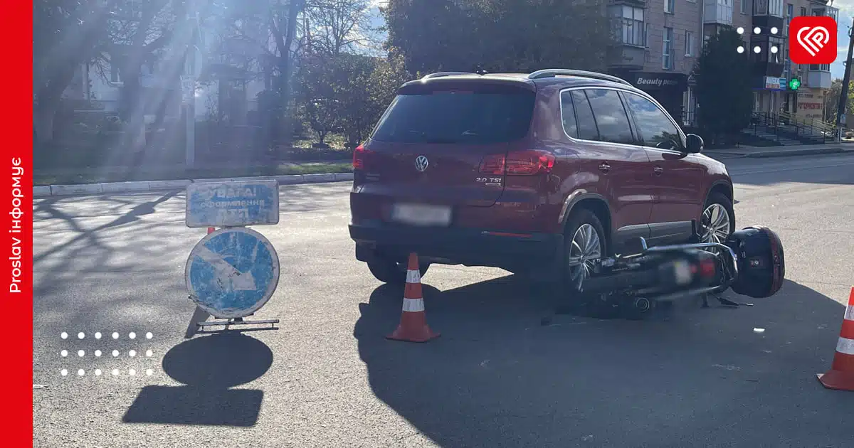 У Переяславі Volkswagen збив мопедиста: постраждалого госпіталізували з переломом – дайджест поліції