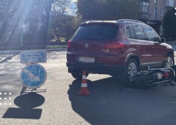 У Переяславі Volkswagen збив мопедиста: постраждалого госпіталізували з переломом – дайджест поліції