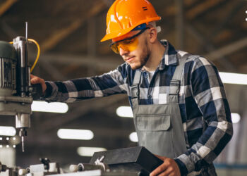У Переяславі найбільші зарплати пропонують інженерам, електрогазозварникам та фрезерувальникам: актуальні вакансії