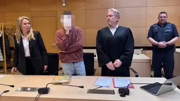 Підсудний зі своїм адвокатом та перекладачем