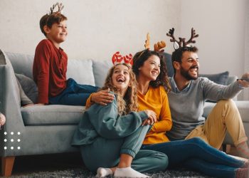сімʼя дивиться новорічні фільми