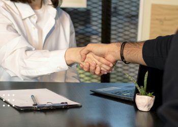 люди тиснуть руки