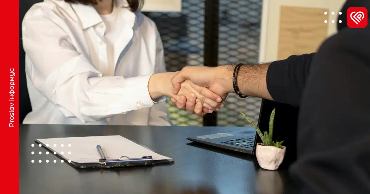 люди тиснуть руки