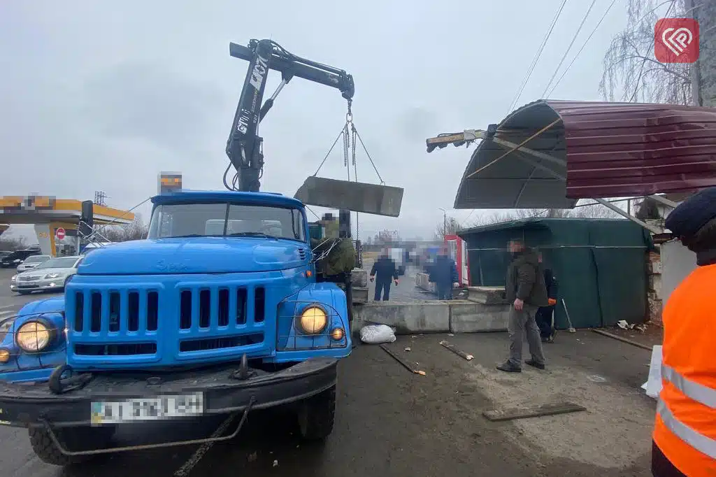 Зведення блокпосту на одній з доріг біля Переяслава 24 лютого 2022