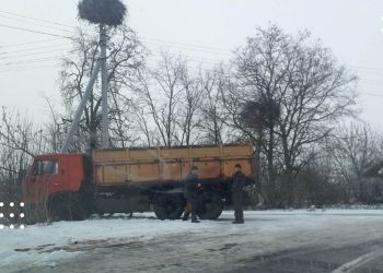 КАМАЗ в’їхав в електроопору