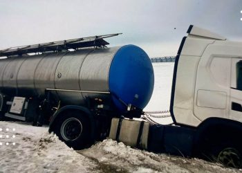 фура в кюветі