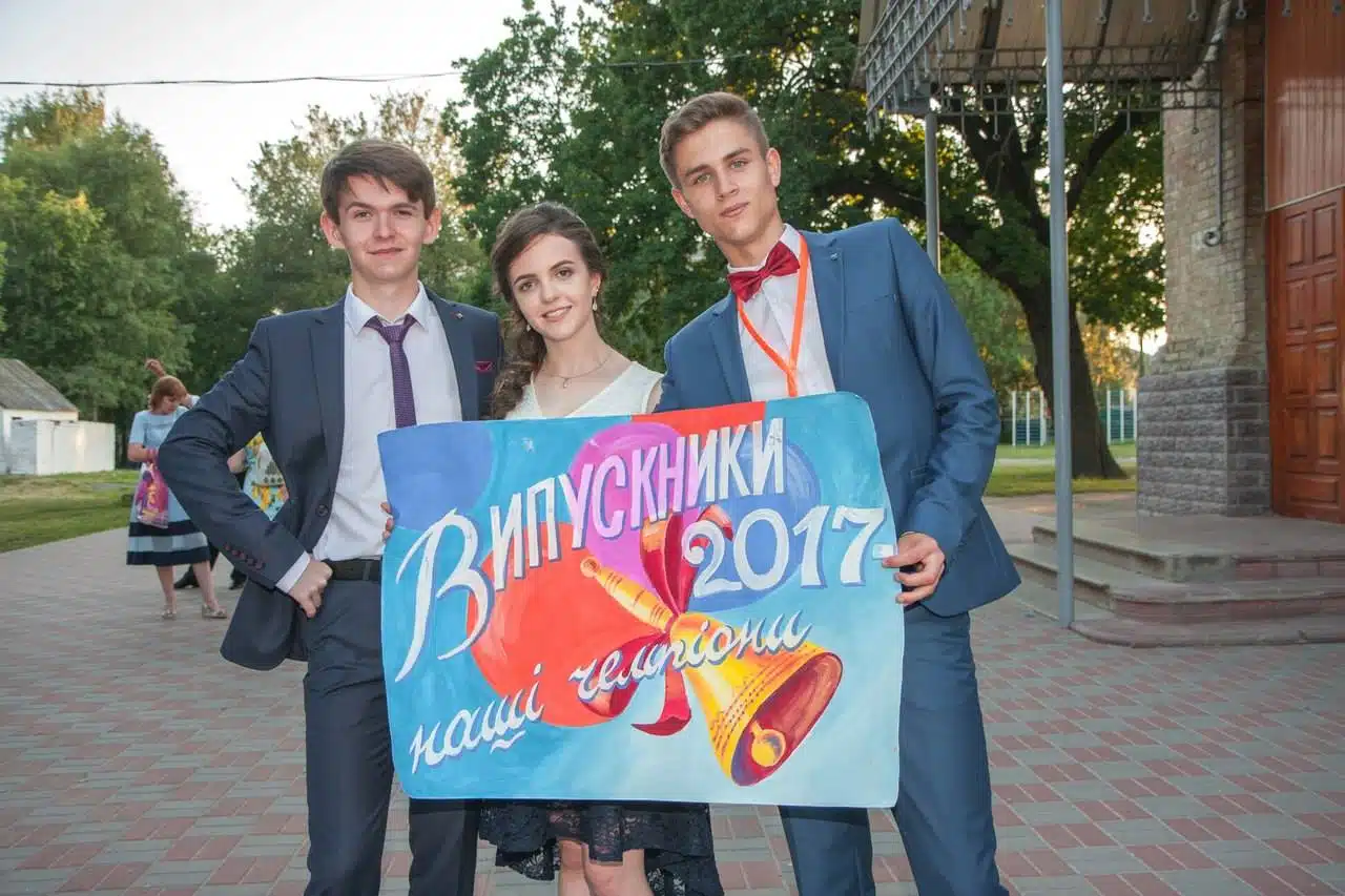 Саша Потупа на своєму випускному з однокласниками у Переяславі