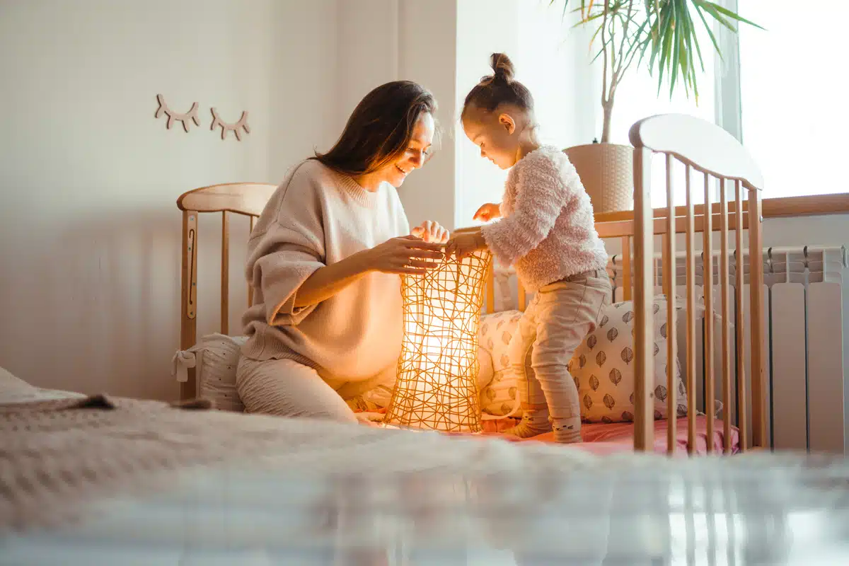 Мама ти дитина в ліжечку